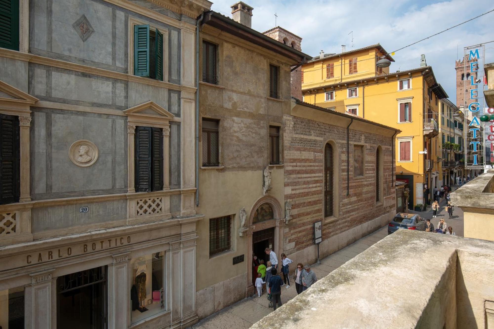 Billie'S Flat Red - Art & Design Apt In Verona Historic Centre Экстерьер фото